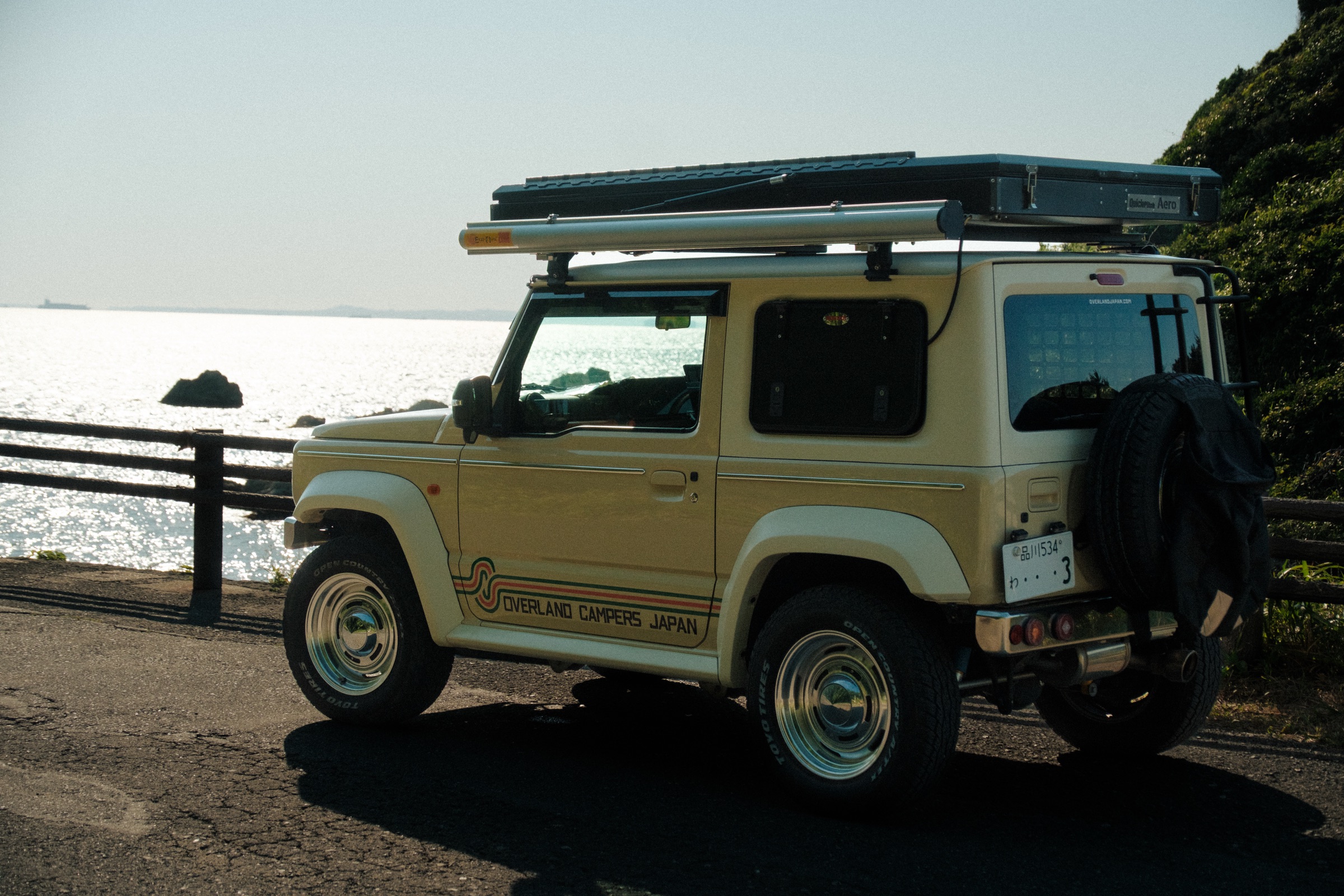 A Suzuki Jimny camper parked by the sea on the Chiba coast