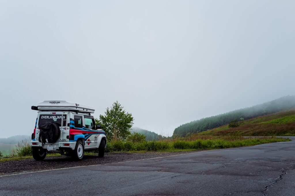 曇りの日、山道の待避スペースに停まるJimnyのキャンピングカー